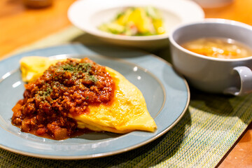 オムライスとスープとサラダ