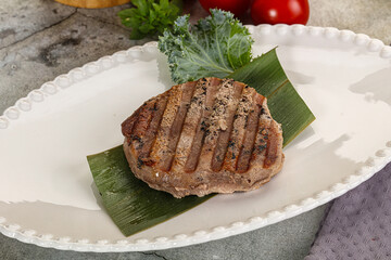 Grilled tuna medallion in the plate