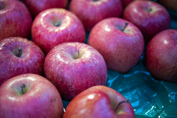 Fototapeta na wymiar Fresh apples are lined up.