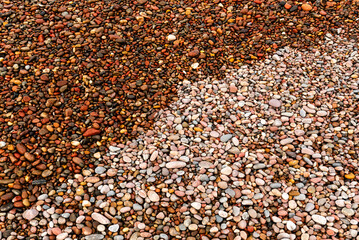 Mokre i suche kamienie na plaży © Mateusz