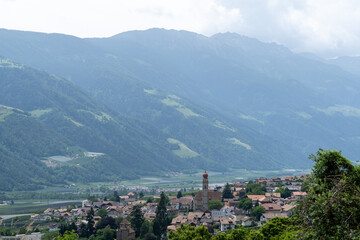 Fototapeta premium Dorf im Tal