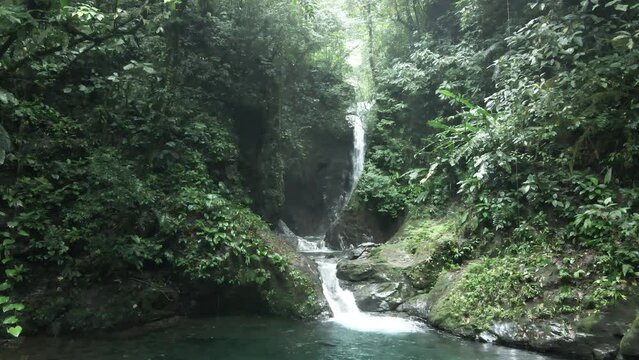 Cascada en monta&ntilde;as de la comarca en Panam&aacute;