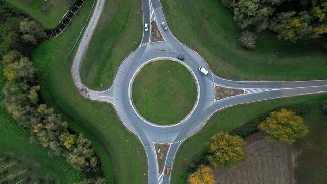 Vue a&eacute;rienne en zoom arri&egrave;re du trafic de v&eacute;hicules et de la circulation au rond-point sur la route
