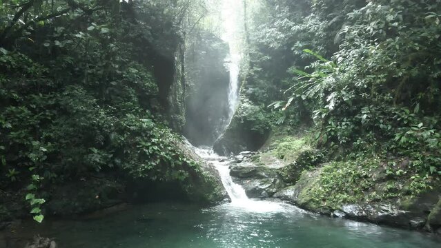 Cascada en monta&ntilde;as de la comarca en Panam&aacute;