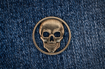 Totenkopf auf Jeansmuster
