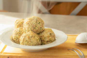 Dampfende Semmelknödel