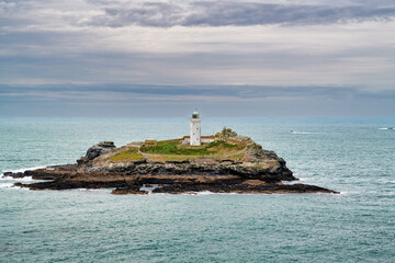 Fototapeta na wymiar Alter Leuchtturm an der Küste vor St. Ives 