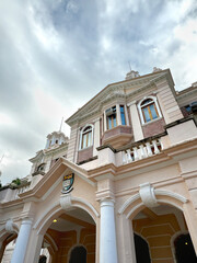 Obraz premium Hong Kong University Main Hall, one of the famous heritage building landmark in Hong Kong, as a british colonial heritage. Preserved well with palm trees, gardens, intricate and ornamental details.