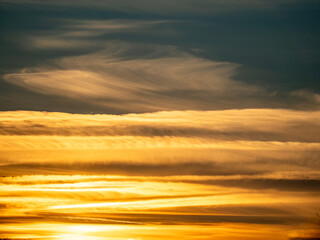 Abendhimmel in winterlicher Landschaft
