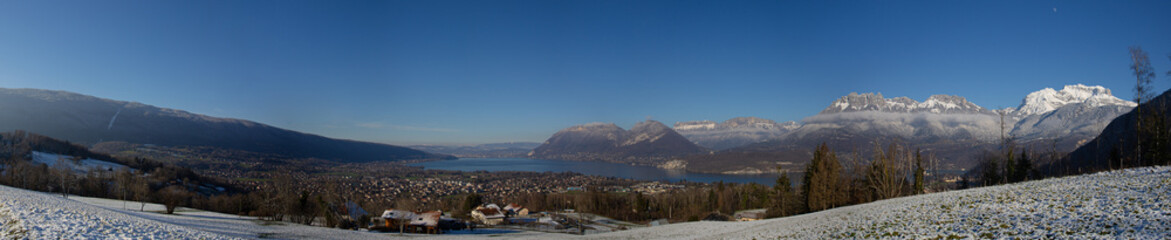 Vue panoramique du Lac d'Annecy, depuis les hauteurs de Saint-Jorioz, Haute-Savoie, France.