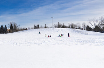Glissade sur neige au parc Ahuntsic