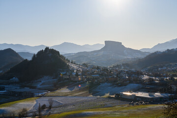 Veduta della Pietra di Bismantova in inverno