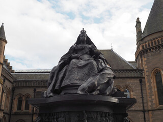 Queen Victoria statue in Dundee - 715011441
