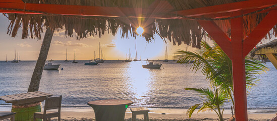 Coucher de soleil à La Grande Anse d'Arlet à La Martinique, mer des Caraïbes, Antilles...