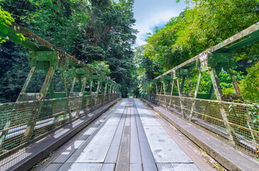 Pont suspendu métallique de Grand Rivière en Martinique sans personne, Antilles Françaises.	