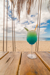 Cocktail sur la plage du Carbet à La Martinique, mer des Caraïbes, Antilles Françaises.	