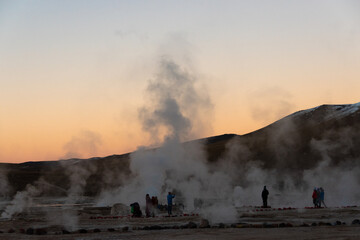 Amanecer en los Geyseres del Tatio, desierto de Atacama, Chile