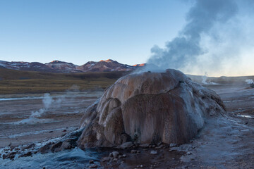Amanecer en los Geyseres del Tatio, desierto de Atacama, Chile