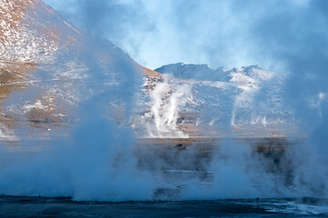 Amanecer en los Geyseres del Tatio, desierto de Atacama, Chile
