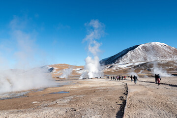 Amanecer en los Geyseres del Tatio, desierto de Atacama, Chile