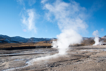 Amanecer en los Geyseres del Tatio, desierto de Atacama, Chile