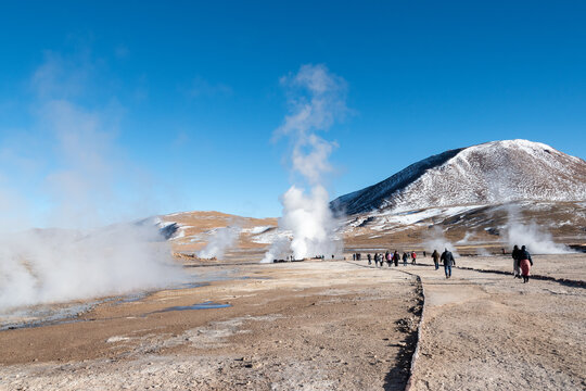 Amanecer en los Geyseres del Tatio, desierto de Atacama, Chile