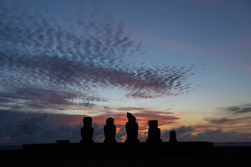Atardecer con los moais de Tahai, Rapa Nui, Isla de Pascua, Chile