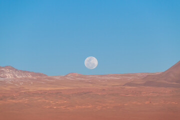 Luna llena en el desierto de Atacama, Chile