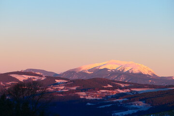 Blick über die buckligen Welt bei Dämmerung mit Blick auf den Schneeberg
