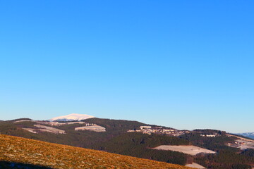 Blick über die Felder der buckligen Welt auf Schneeberg und Hochegg