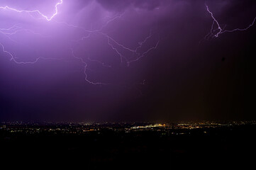 Cielo illuminato dai fulmini viola sopra la città di Roma