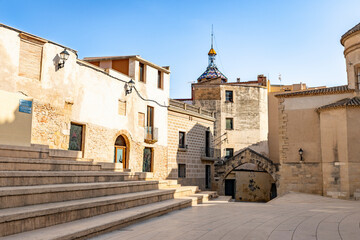 Fototapeta na wymiar Arch of the Alley of the Capellanos behind the cathedral in Tortosa, comarca of Baix Ebre, Province of Tarragona, Catalonia, Spain
