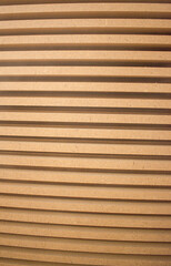 Imagen vertical de textura de madera en lineas acomodada como tablones en una maderera