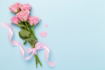 Pink roses with hearts on color background, top view. Valentines day concept - obrazy, fototapety, plakaty