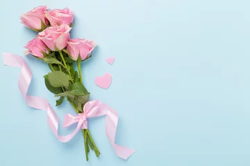 Poster Pink roses with hearts on color background, top view. Valentines day concept © Liami