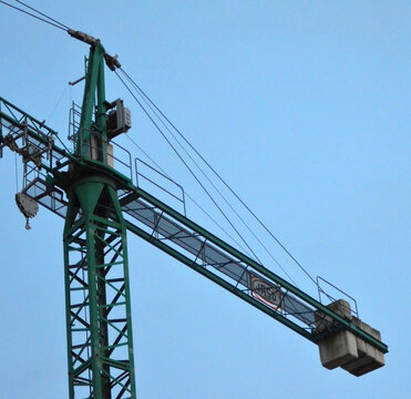 gr&uacute;a de construcci&oacute;n verde con cielo azul  