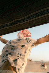 Chico en coche por el desierto de Wadi Rum - Jordania - obrazy, fototapety, plakaty