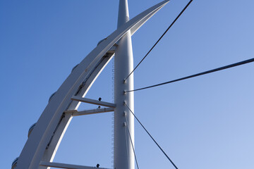 Naklejka premium column of suspension bridge against clear blue sky