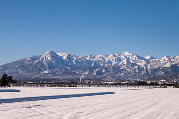 冬の澄んだ青空に映えるみ頚城山塊
