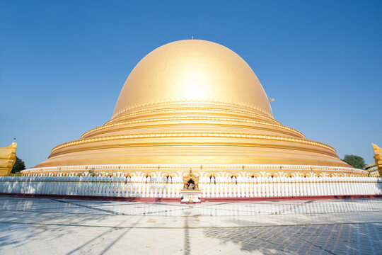 Fototapeta Kaunghmudaw golden pagoda near Mandalay, Myanmar