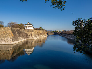 Fototapeta na wymiar 青空を写す大阪城の堀