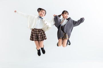 制服を着てジャンプする小学生　Elementary school students jumping 