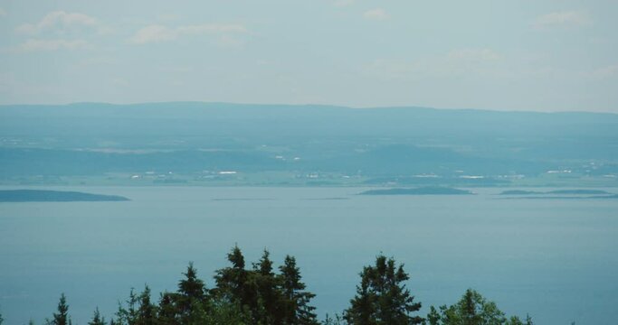 Island on the saint lawrence river / Panning left