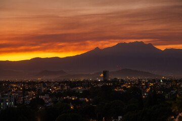 Atardecer sobre la ciudad de Puebla con el volcan Iztaccihuatl de fondo