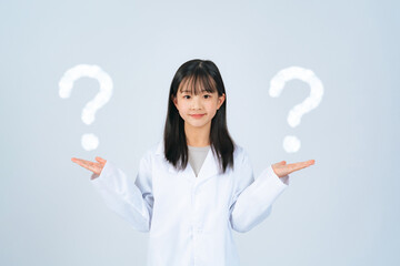 二つのものを比べる女の子