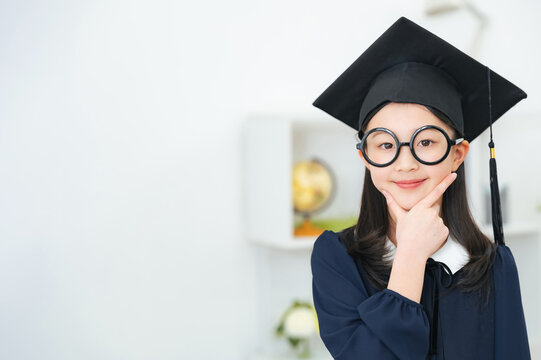 博士の衣装を着た女の子