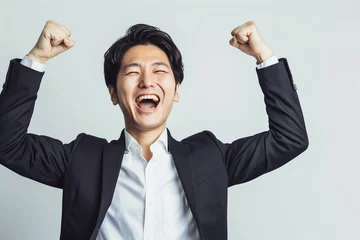 Foto op Plexiglas ガッツポーズをして喜ぶ日本人の男性ビジネスマンマンのポートレート（白背景・会社員・スーツ・新入社員・プレゼン・勝利） © Maki_Japan