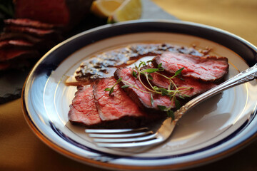 皿の上のローストビーフ1