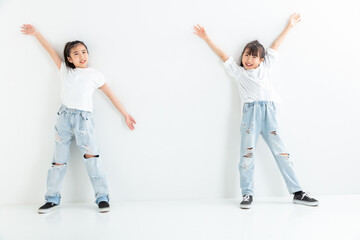 デニムを履いた爽やかな女の子　A refreshing girl wearing denim