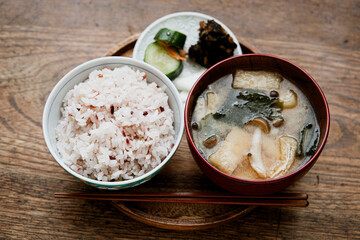 雑穀米のごはんと油揚げとわかめとしめじのお味噌汁とお漬物のシンプルな和朝食